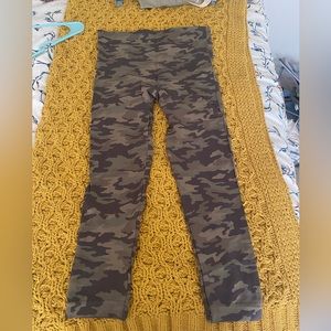 Spanx Camo Cropped Leggings, size M